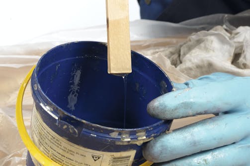 Epoksiliima sekoitetaan perusteellisesti Epoksiliima sekoitetaan perusteellisesti